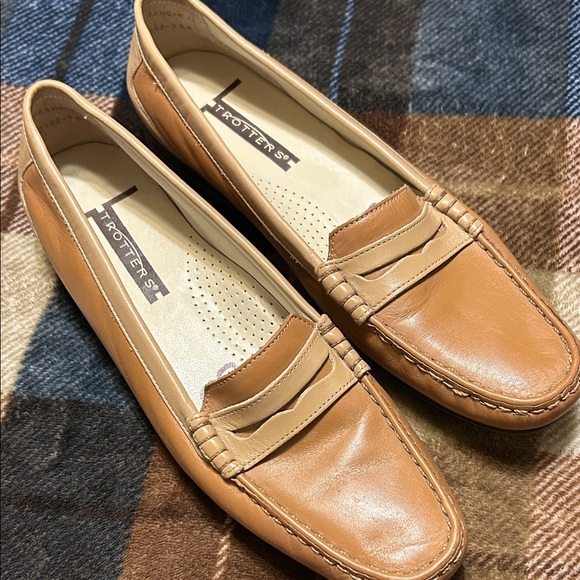Trotters Shoes - Trotters Women's Leather Loafers in Tan